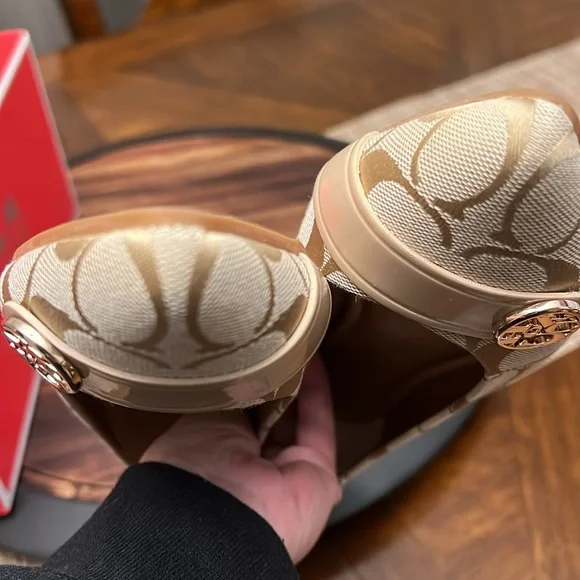 EUC - Preloved Coach Onida Flats, Size 7M US. - Picture 12 of 16